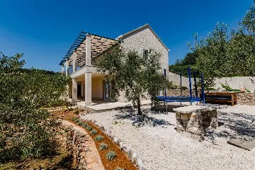 Sumartin 4-Bedroom Villa for 8 Guests