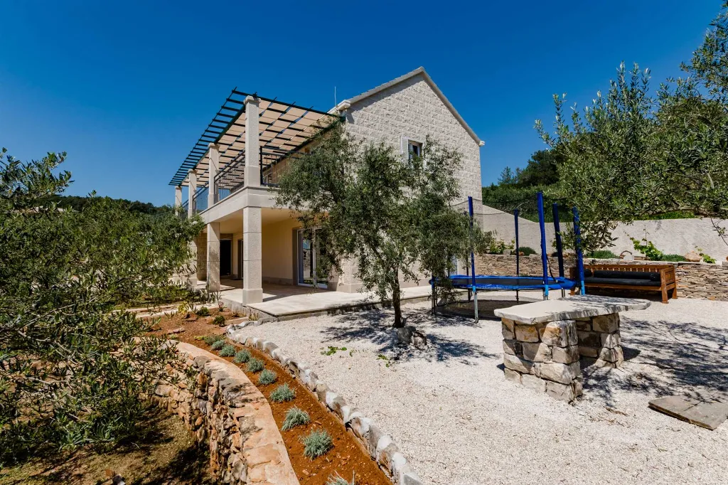 Sumartin 4-Bedroom Villa for 8 Guests
