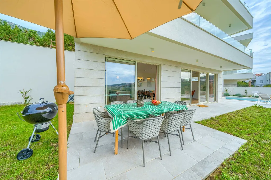 4-Bedroom Villa with Heated Pool in Cavtat