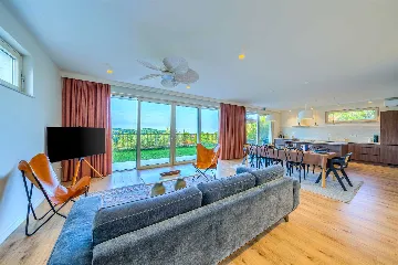 4-Bedroom Villa with Heated Pool in Cavtat