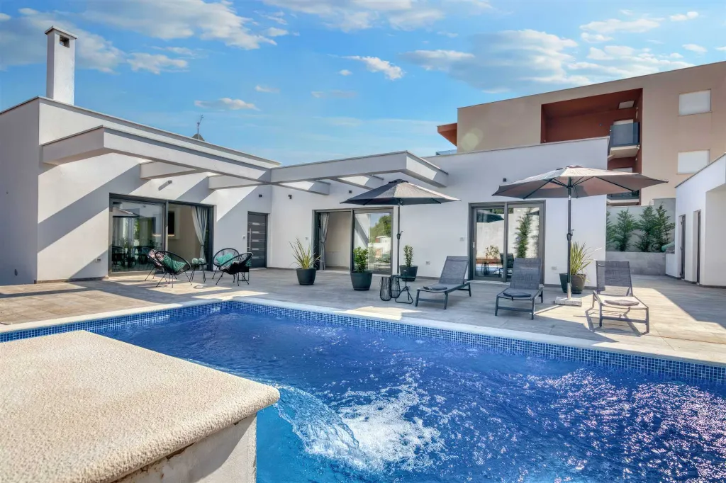 Pula 4-Bedroom Villa with Heated Private Pool