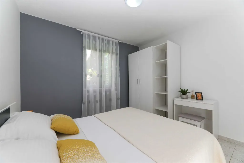 Sutivan Villa with Four Apartments for Up to 14