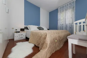 Sutivan Villa with Four Apartments for Up to 14