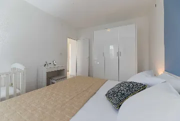 Sutivan Villa with Four Apartments for Up to 14