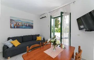 Sutivan Villa with Four Apartments for Up to 14