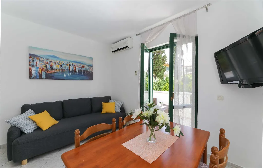Sutivan Villa with Four Apartments for Up to 14