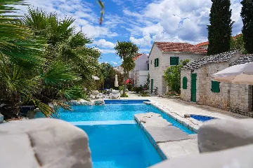 Sutivan Villa with Four Apartments for Up to 14
