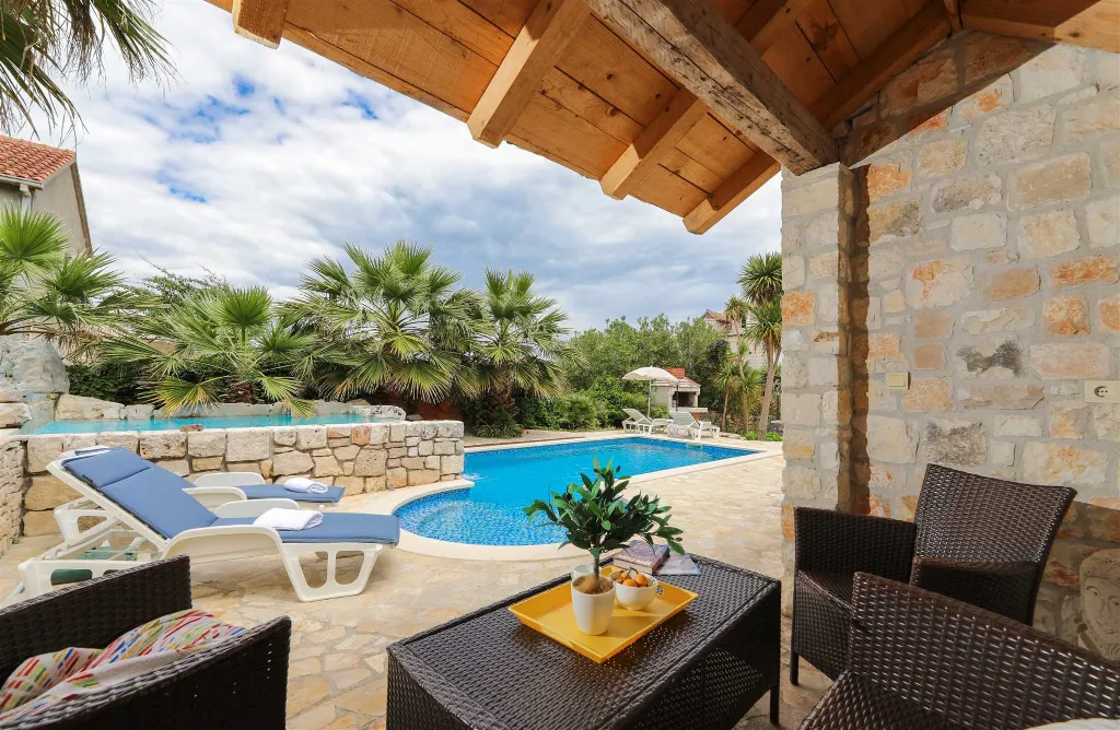 Sutivan Villa with Four Apartments for Up to 14