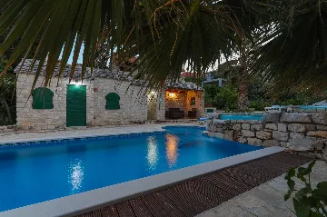 Sutivan Villa with Four Apartments for Up to 14