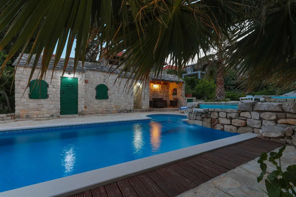 Sutivan Villa with Four Apartments for Up to 14