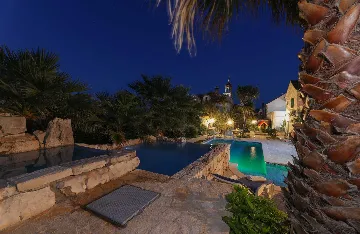 Sutivan Villa with Four Apartments for Up to 14