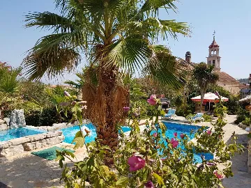 Sutivan Villa with Four Apartments for Up to 14