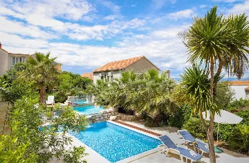 Sutivan Villa with Four Apartments for Up to 14