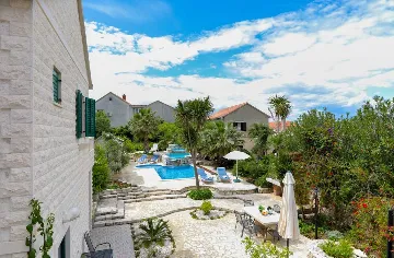 Sutivan Villa with Four Apartments for Up to 14