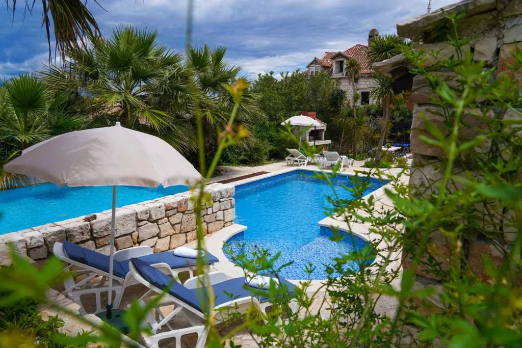Sutivan Villa with Four Apartments for Up to 14