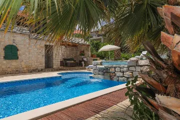 Sutivan Villa with Four Apartments for Up to 14