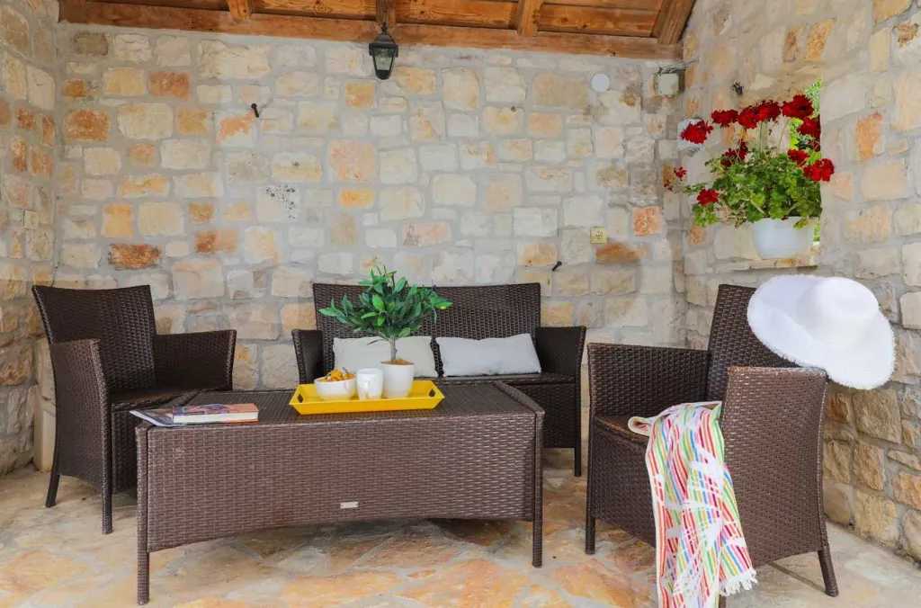 Sutivan Villa with Four Apartments for Up to 14
