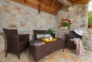 Sutivan Villa with Four Apartments for Up to 14