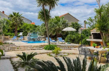 Sutivan Villa with Four Apartments for Up to 14