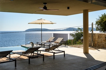 Sea-View 5-Bedroom Villa in Zaton for 10
