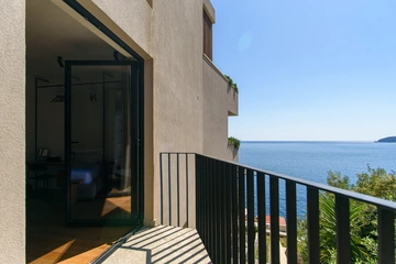Sea-View 5-Bedroom Villa in Zaton for 10