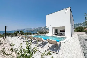 Modern 3-Bedroom Villa in Rovanjska for 6