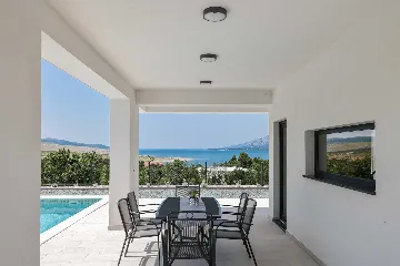 Modern 3-Bedroom Villa in Rovanjska for 6