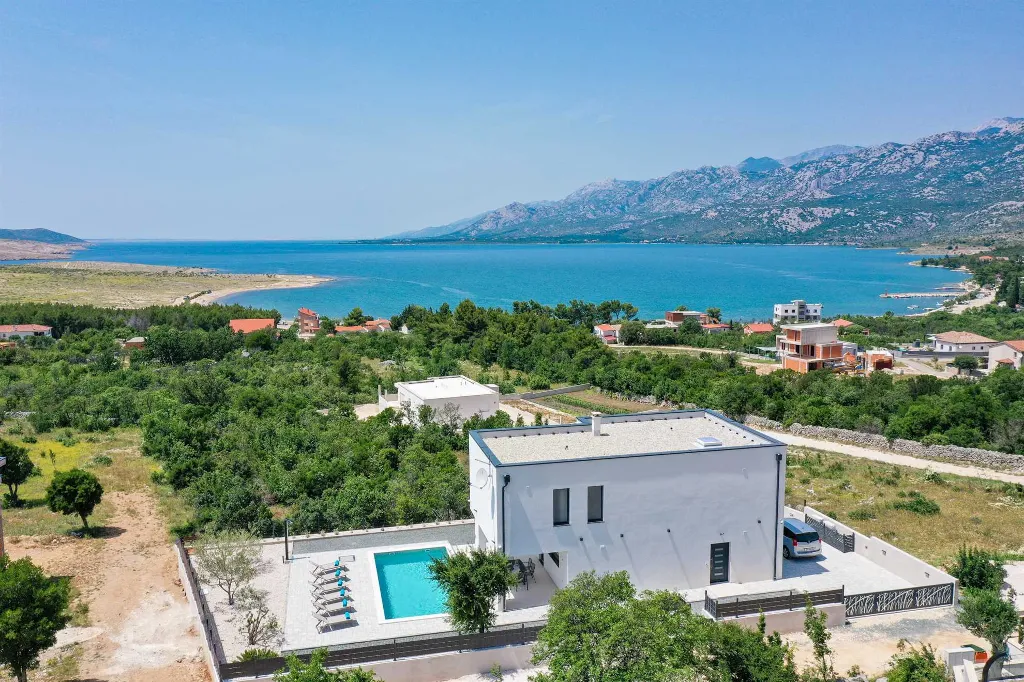 Modern 3-Bedroom Villa in Rovanjska for 6