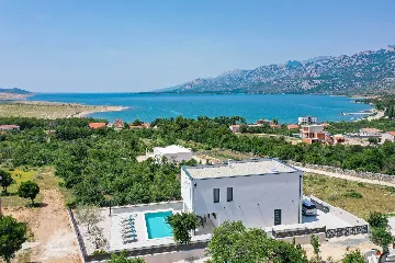 Modern 3-Bedroom Villa in Rovanjska for 6