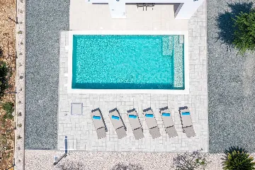 Modern 3-Bedroom Villa in Rovanjska for 6