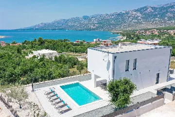 Modern 3-Bedroom Villa in Rovanjska for 6