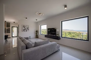 Modern 3-Bedroom Villa in Rovanjska for 6