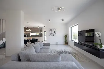 Modern 3-Bedroom Villa in Rovanjska for 6