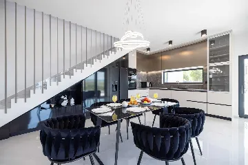 Modern 3-Bedroom Villa in Rovanjska for 6