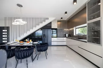 Modern 3-Bedroom Villa in Rovanjska for 6