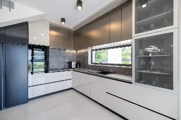 Modern 3-Bedroom Villa in Rovanjska for 6