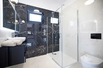 Modern 3-Bedroom Villa in Rovanjska for 6