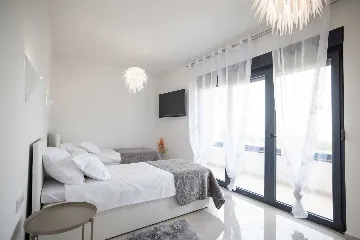 Modern 3-Bedroom Villa in Rovanjska for 6