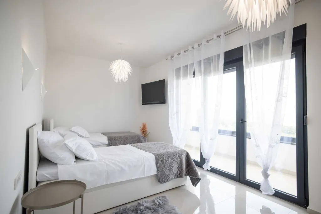 Modern 3-Bedroom Villa in Rovanjska for 6