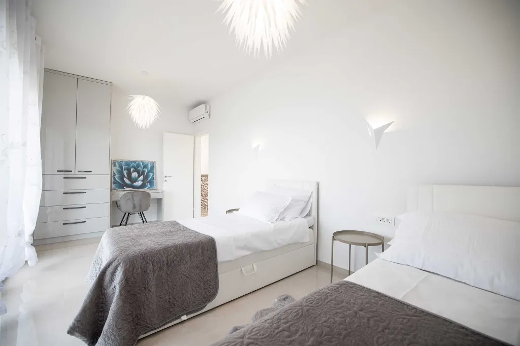 Modern 3-Bedroom Villa in Rovanjska for 6