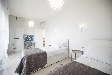 Modern 3-Bedroom Villa in Rovanjska for 6