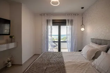 Modern 3-Bedroom Villa in Rovanjska for 6