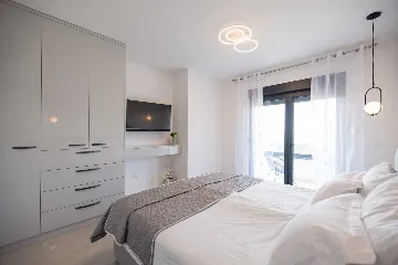 Modern 3-Bedroom Villa in Rovanjska for 6