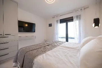 Modern 3-Bedroom Villa in Rovanjska for 6