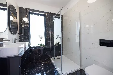 Modern 3-Bedroom Villa in Rovanjska for 6