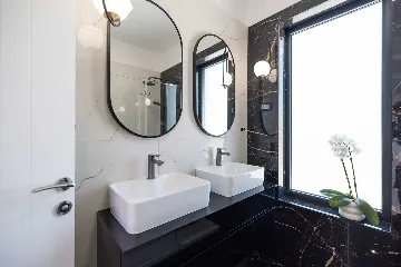 Modern 3-Bedroom Villa in Rovanjska for 6