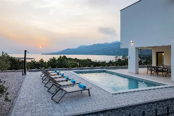 Modern 3-Bedroom Villa in Rovanjska for 6