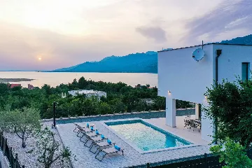 Modern 3-Bedroom Villa in Rovanjska for 6