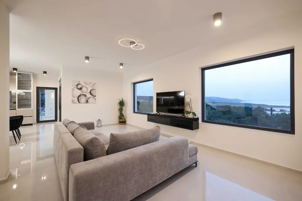 Modern 3-Bedroom Villa in Rovanjska for 6