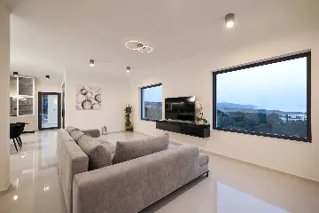 Modern 3-Bedroom Villa in Rovanjska for 6